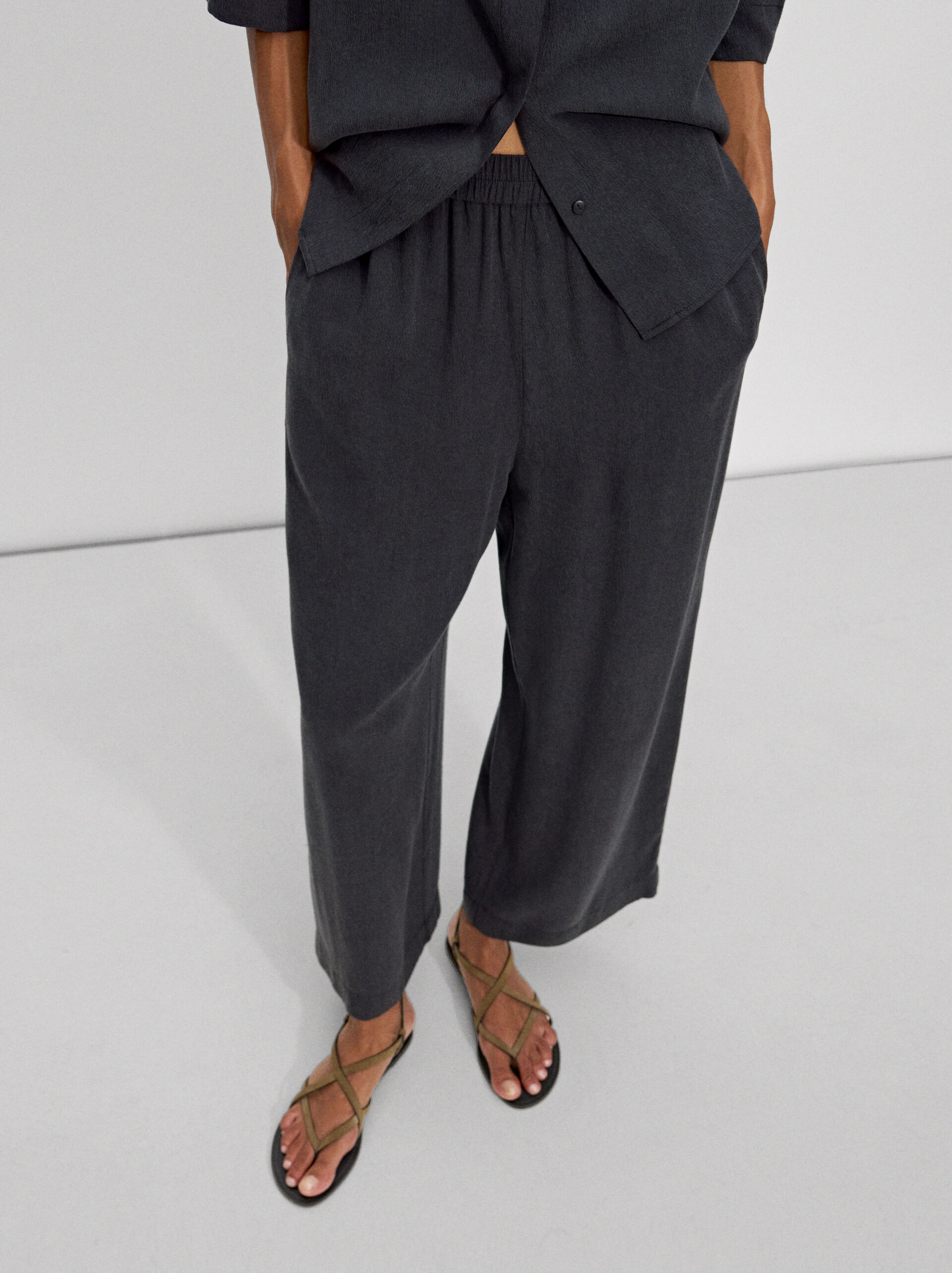 Loose-fitting trousers with elastic waistband image number 0.0