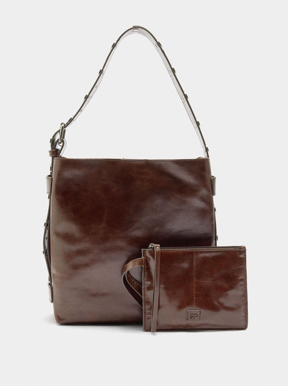 Bolso de hombro de piel con tachuelas