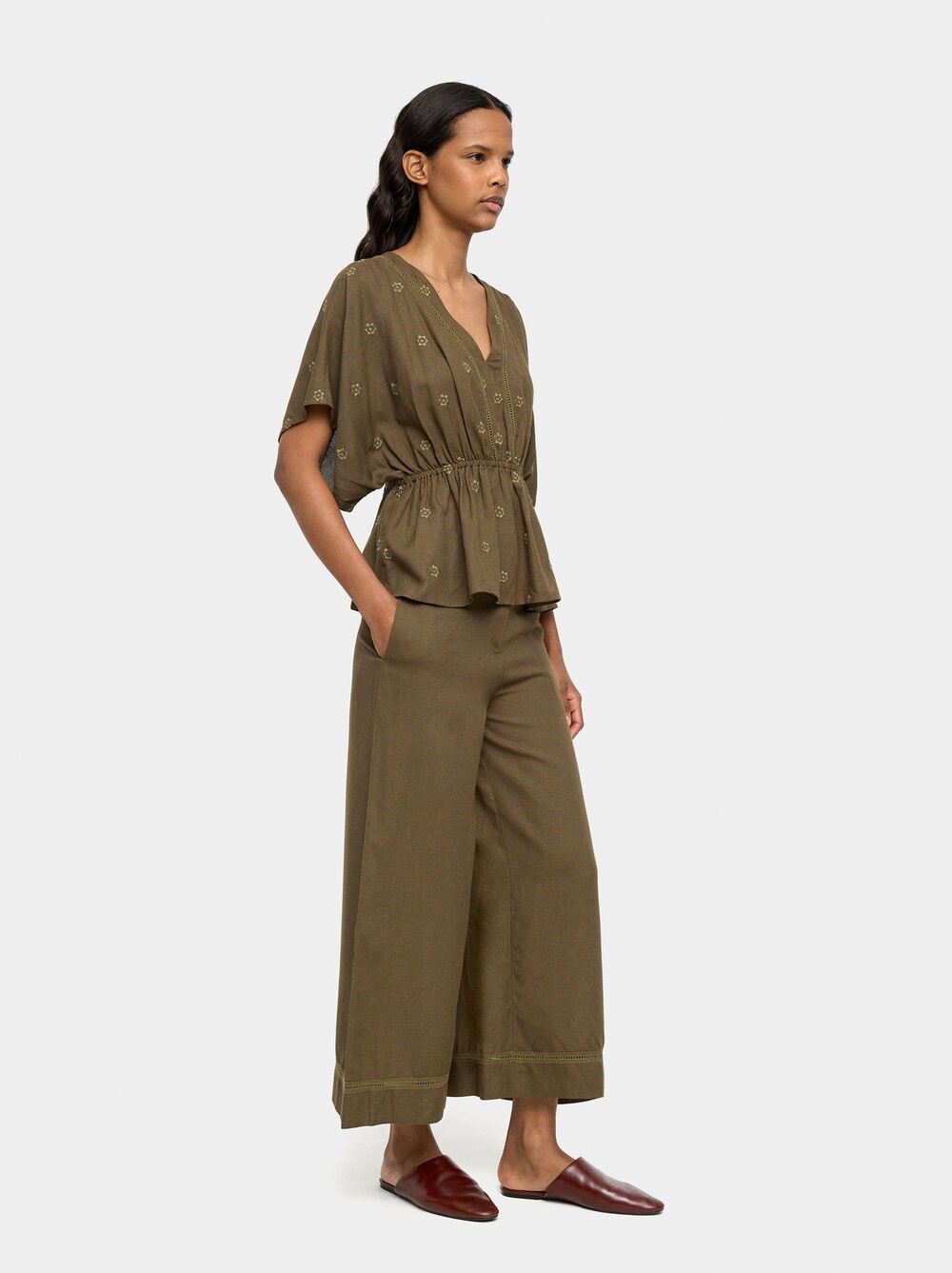 Blusa con bordados mezcla de lino