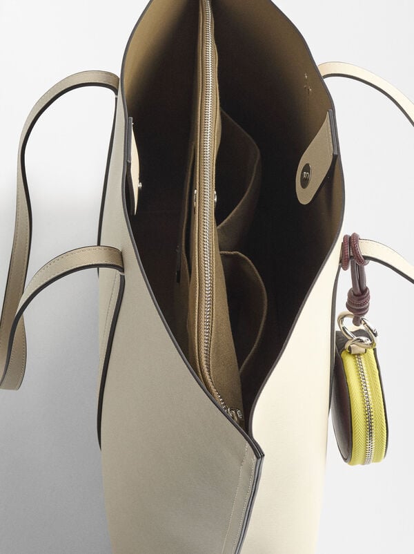Shopper bag with leather pendant