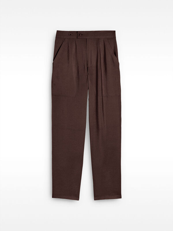 Cargo trousers with marked stitching