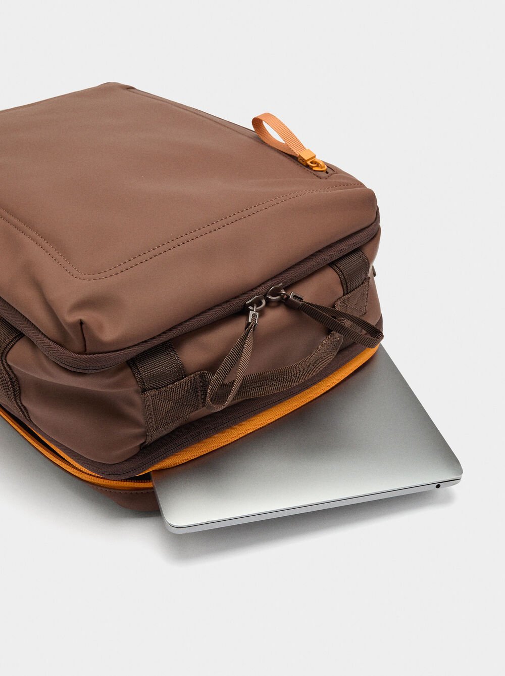 Plain cabin backpack with contrast