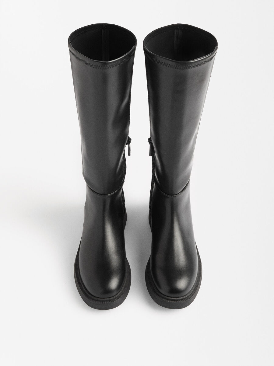 Flat high boots