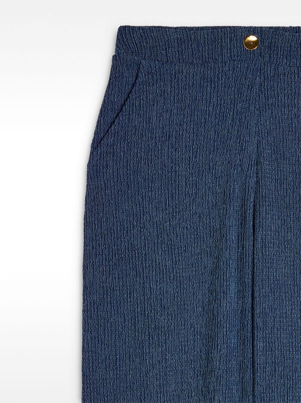 Trousers with pockets and texture