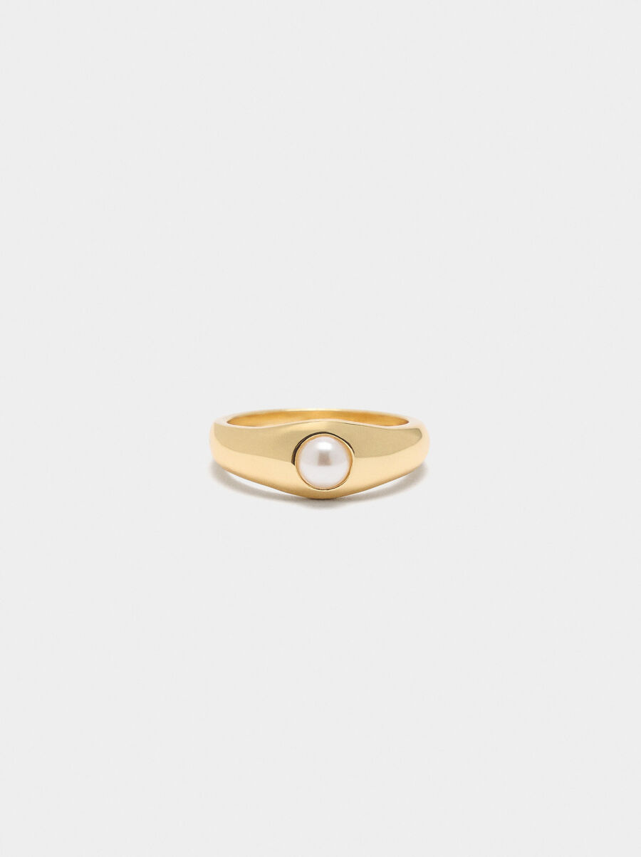 Ring with pearl