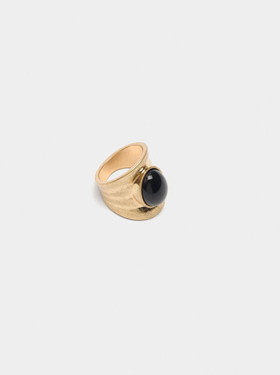 Wide ring with oval detail