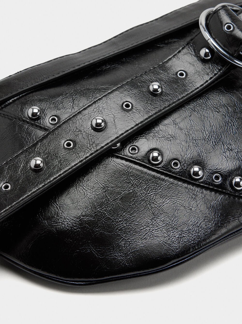 Waist bag with metal spheres