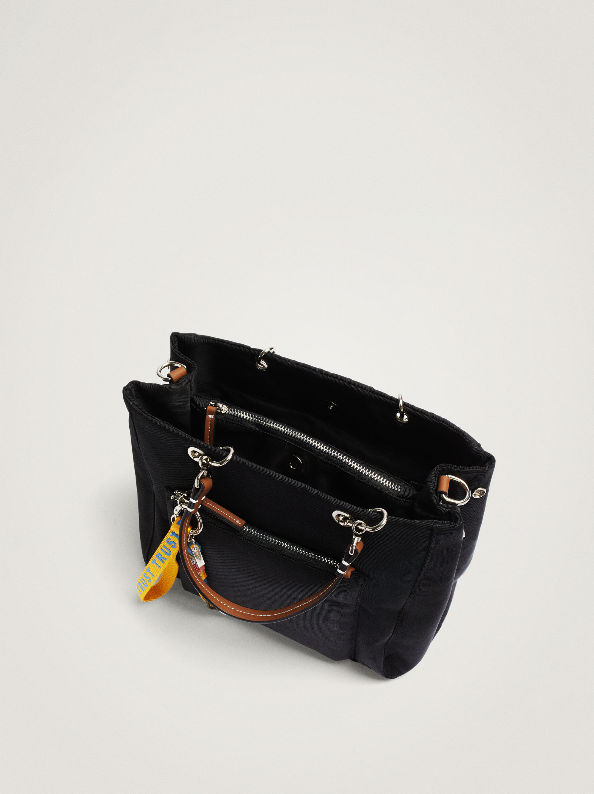 apaciguar hogar comerciante Bolso Tote Nylon Con Colgante - Negro - Mujer - Bolsos De Asa Corta -  parfois.com