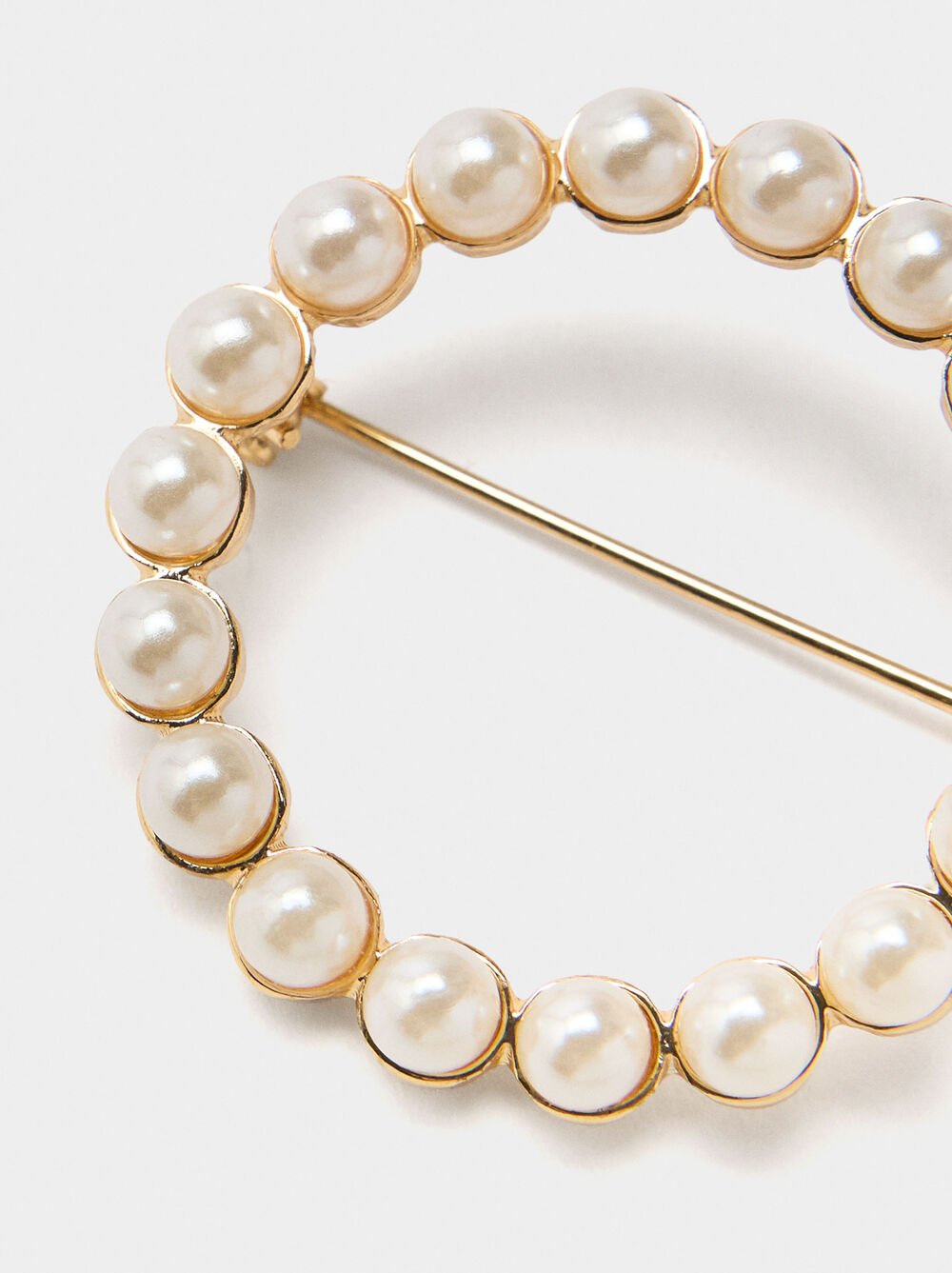 Round brooch with pearls