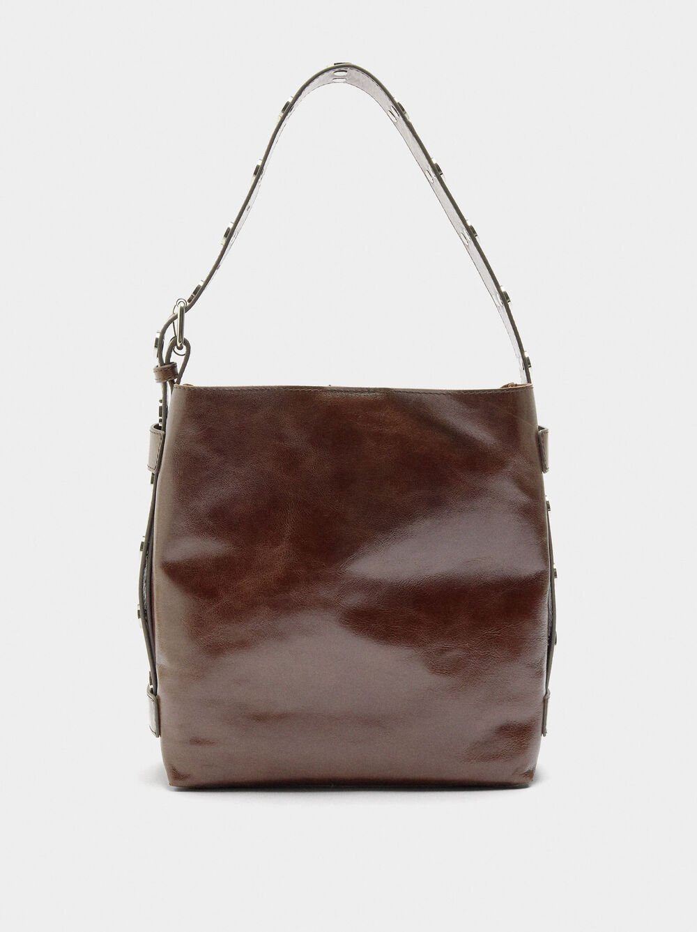 Bolso de hombro de piel con tachuelas