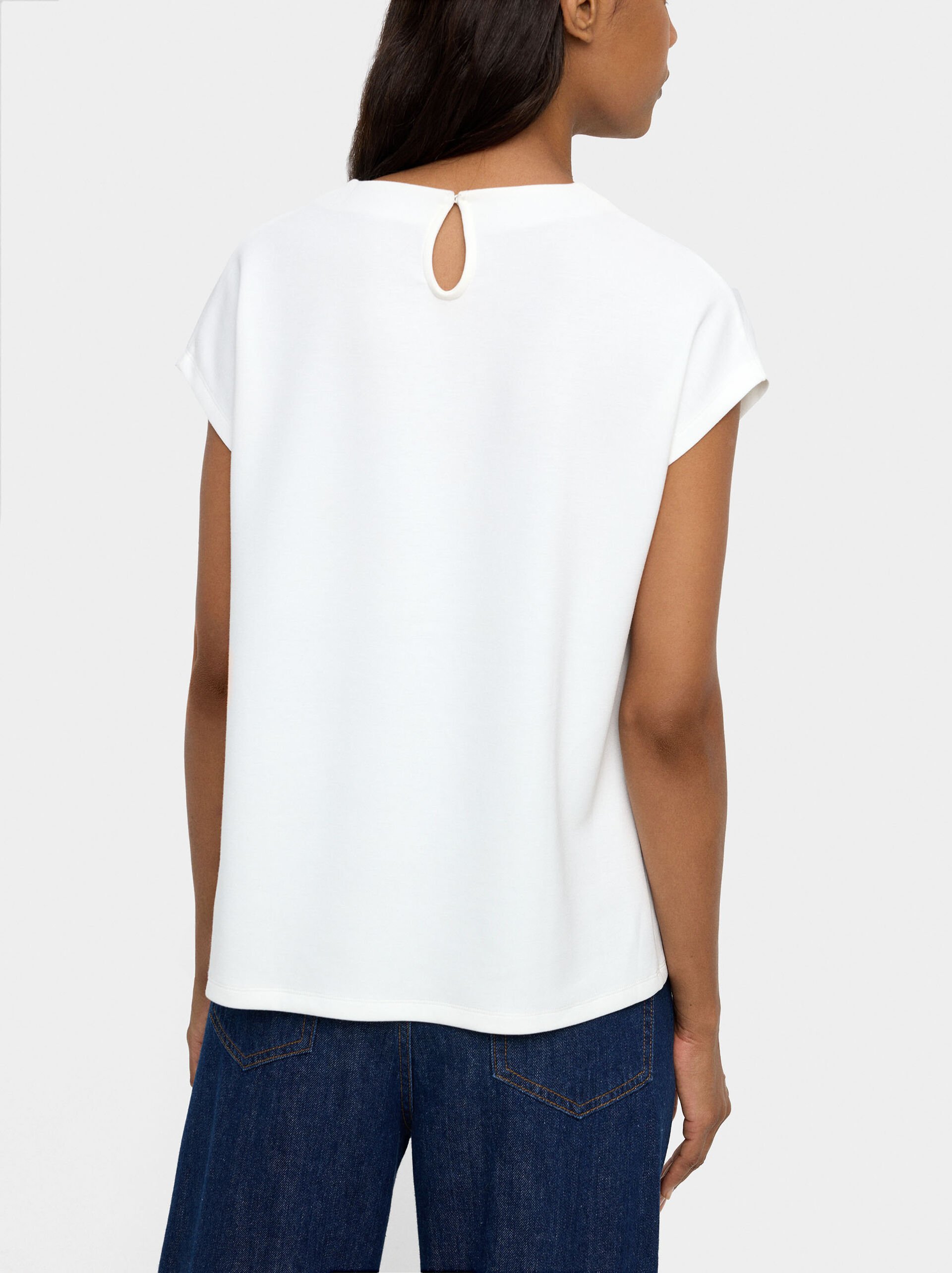 T-Shirt mit Broschendetail image number 3.0