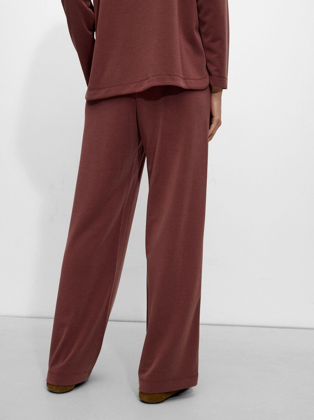 Loose-fitting trousers with elastic waistband