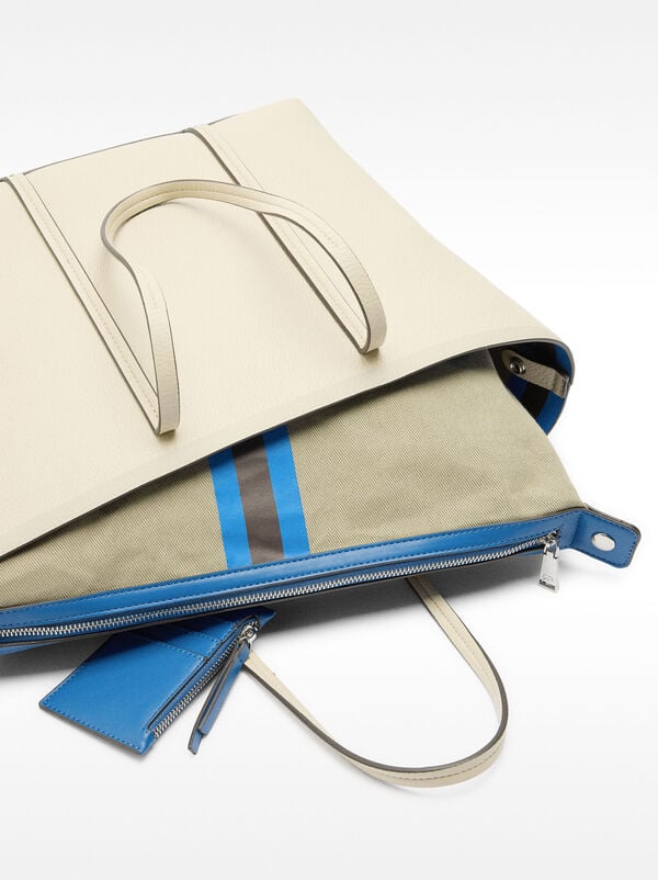 Shopper bag with pendant