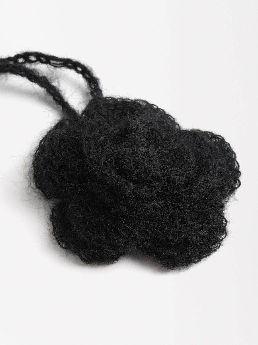 Crochet flower choker 