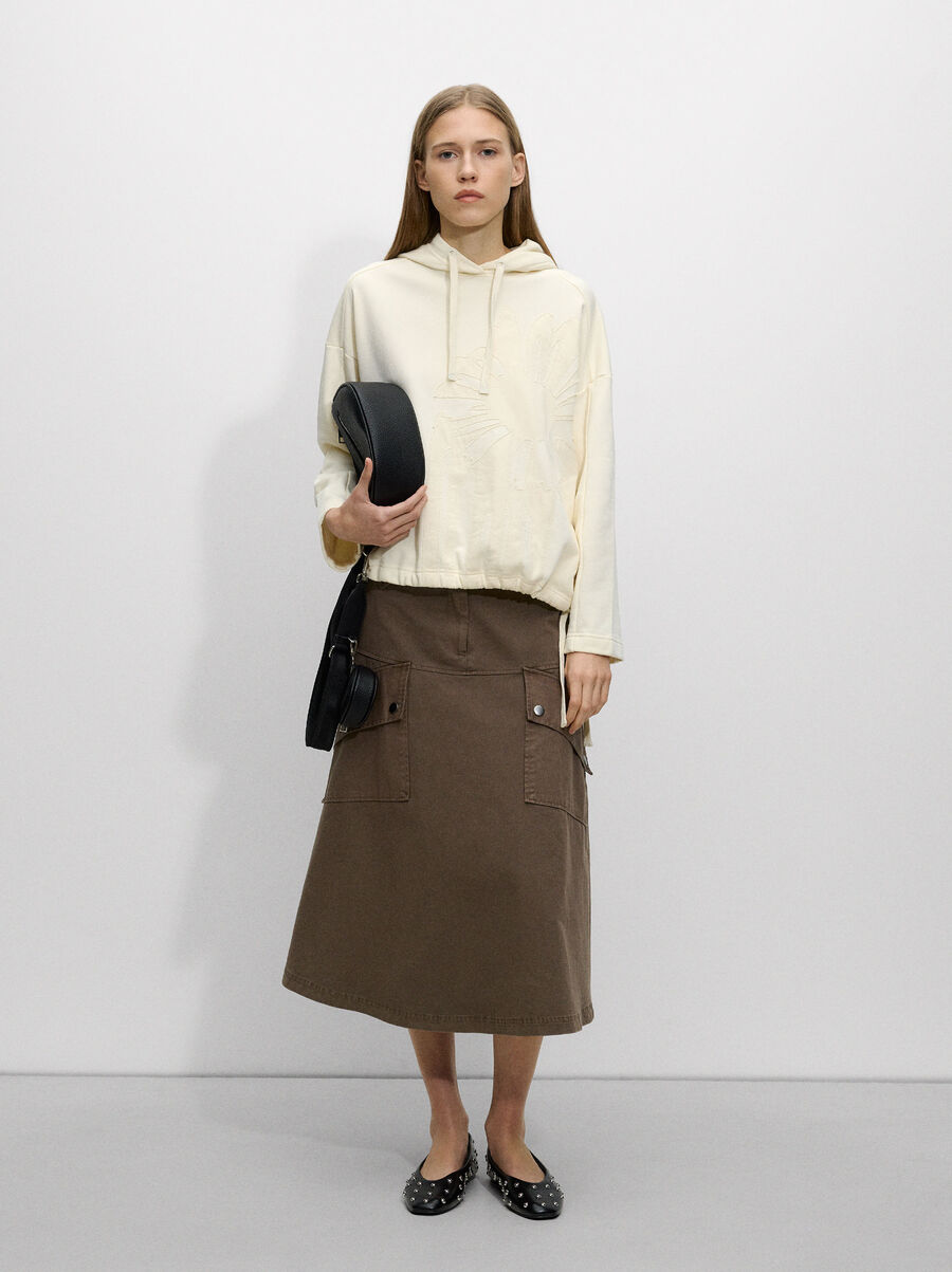 Sweatshirt with daisy patch