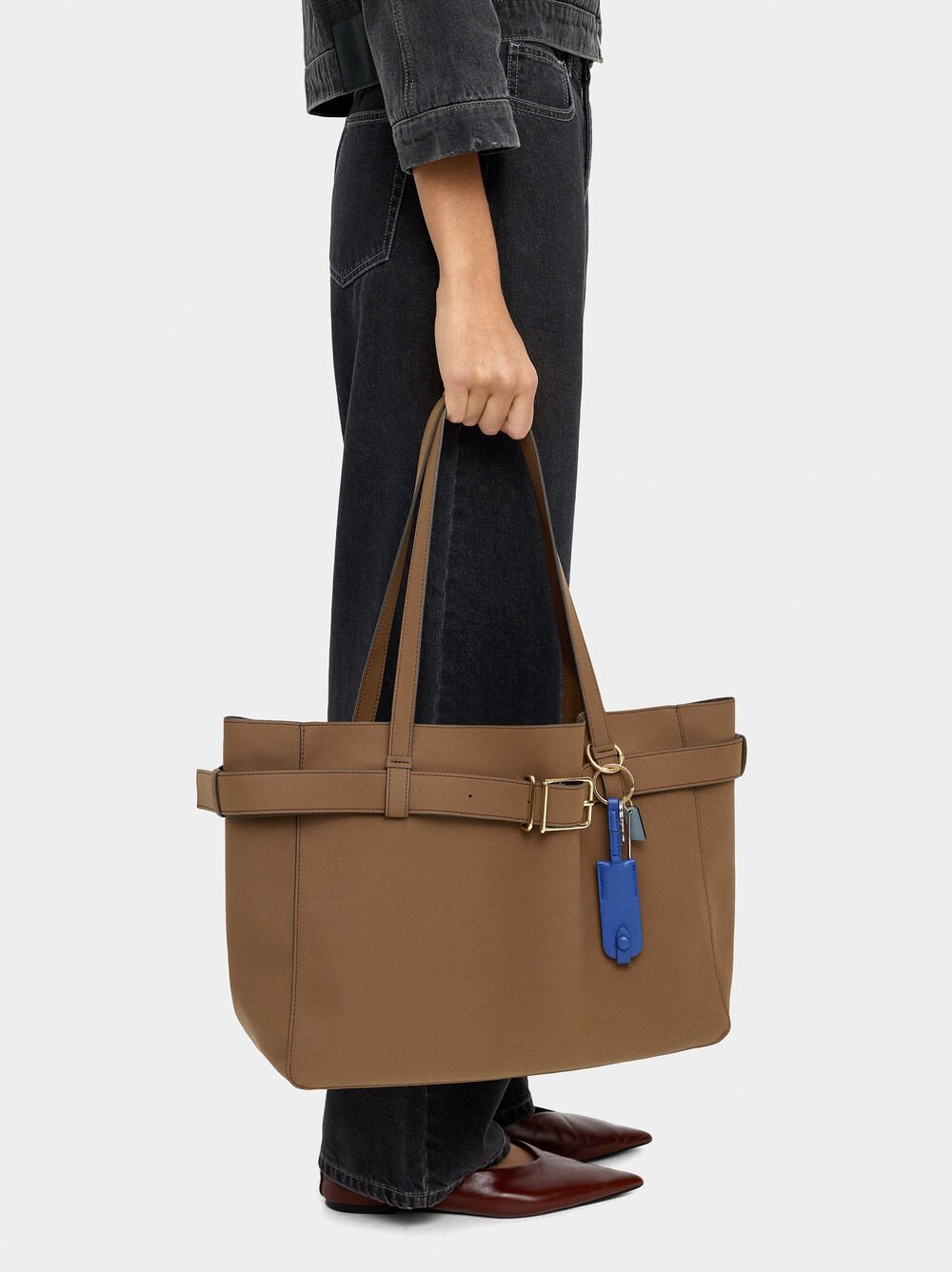 Shopper bag with belt and pendant