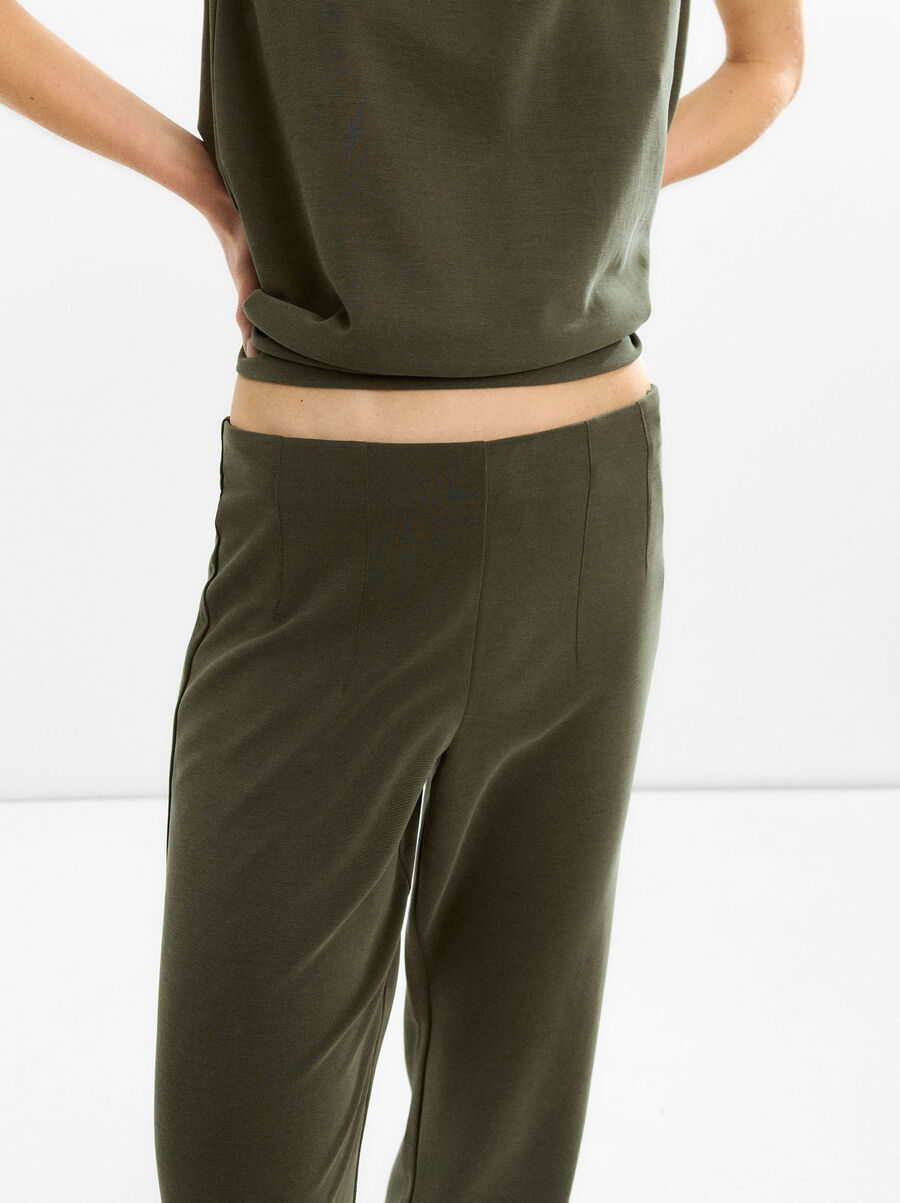 Pleated trousers with elastic waist