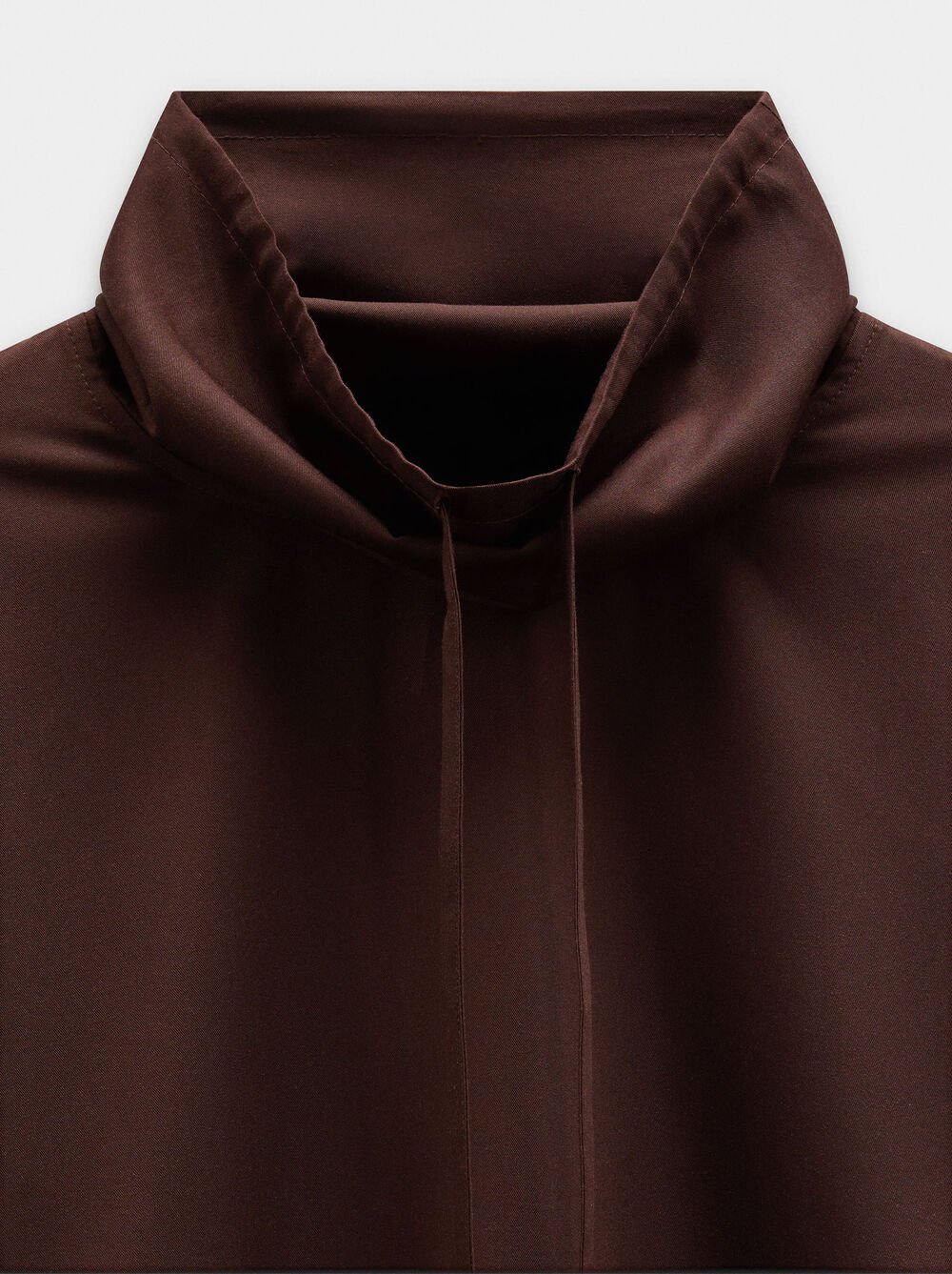 Blouse à col montant avec cordon