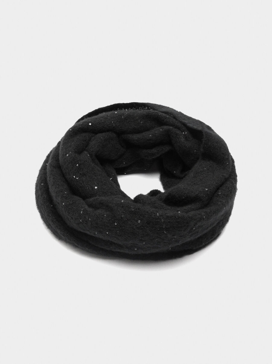 Scarf with sequins and fringes