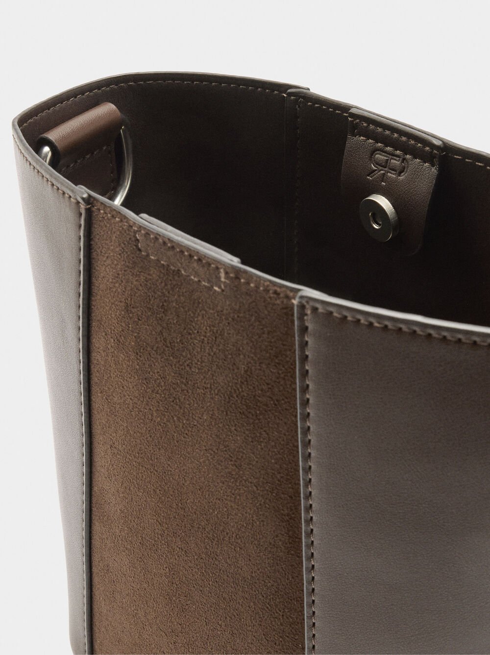 Borsa secchiello con contrasto di texture