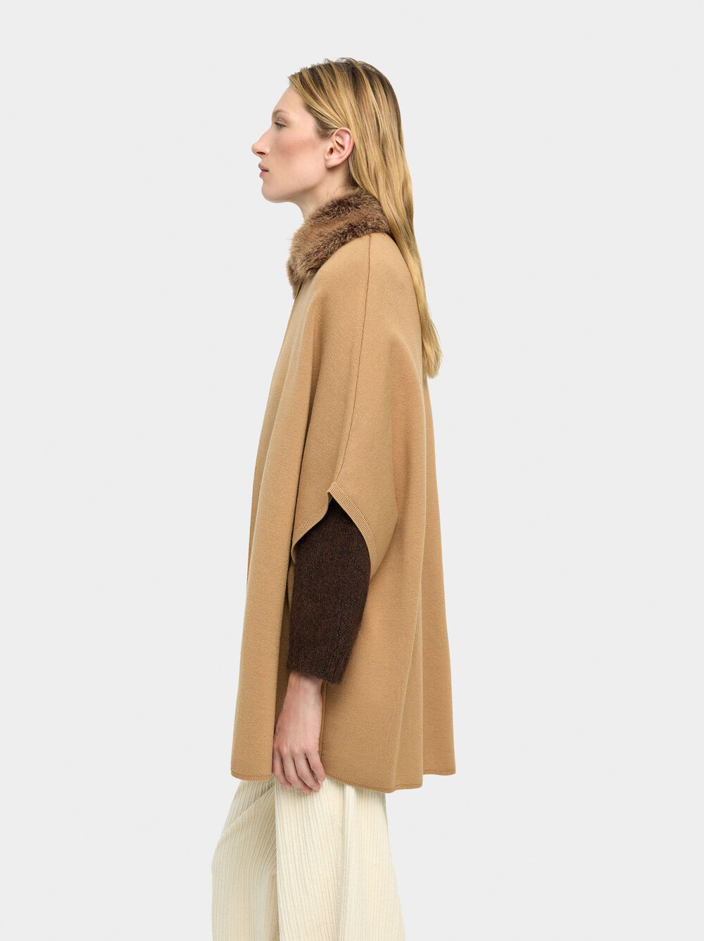 Poncho en maille avec col effet poil
