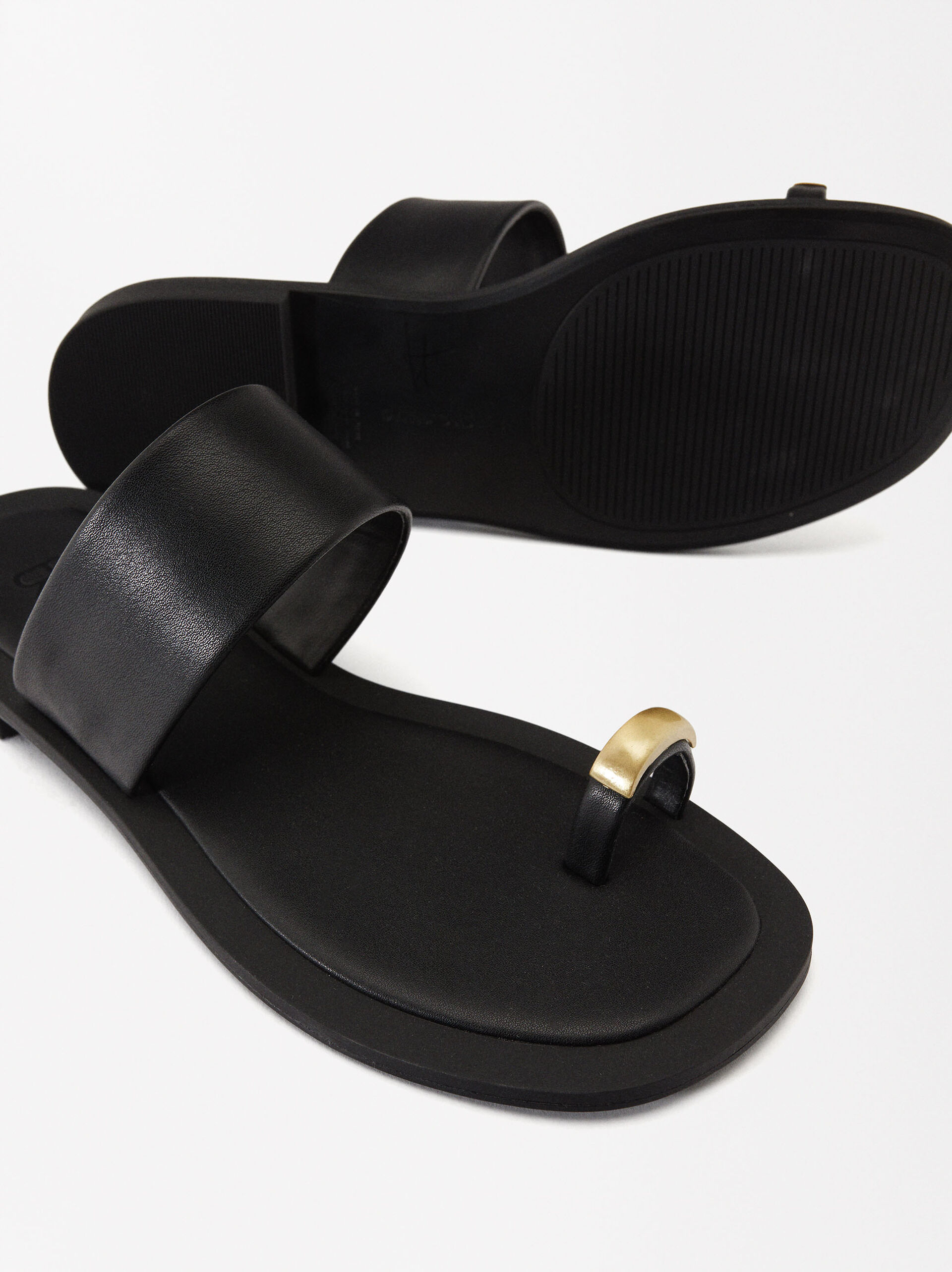 Flat Sandals With Metallic Detail image number 5.0