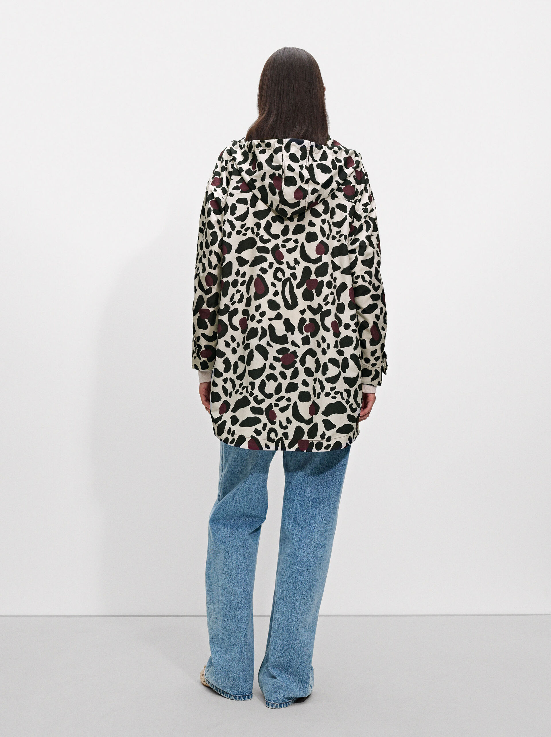 Chubasquero estampado leopardo con capucha image number 3.0