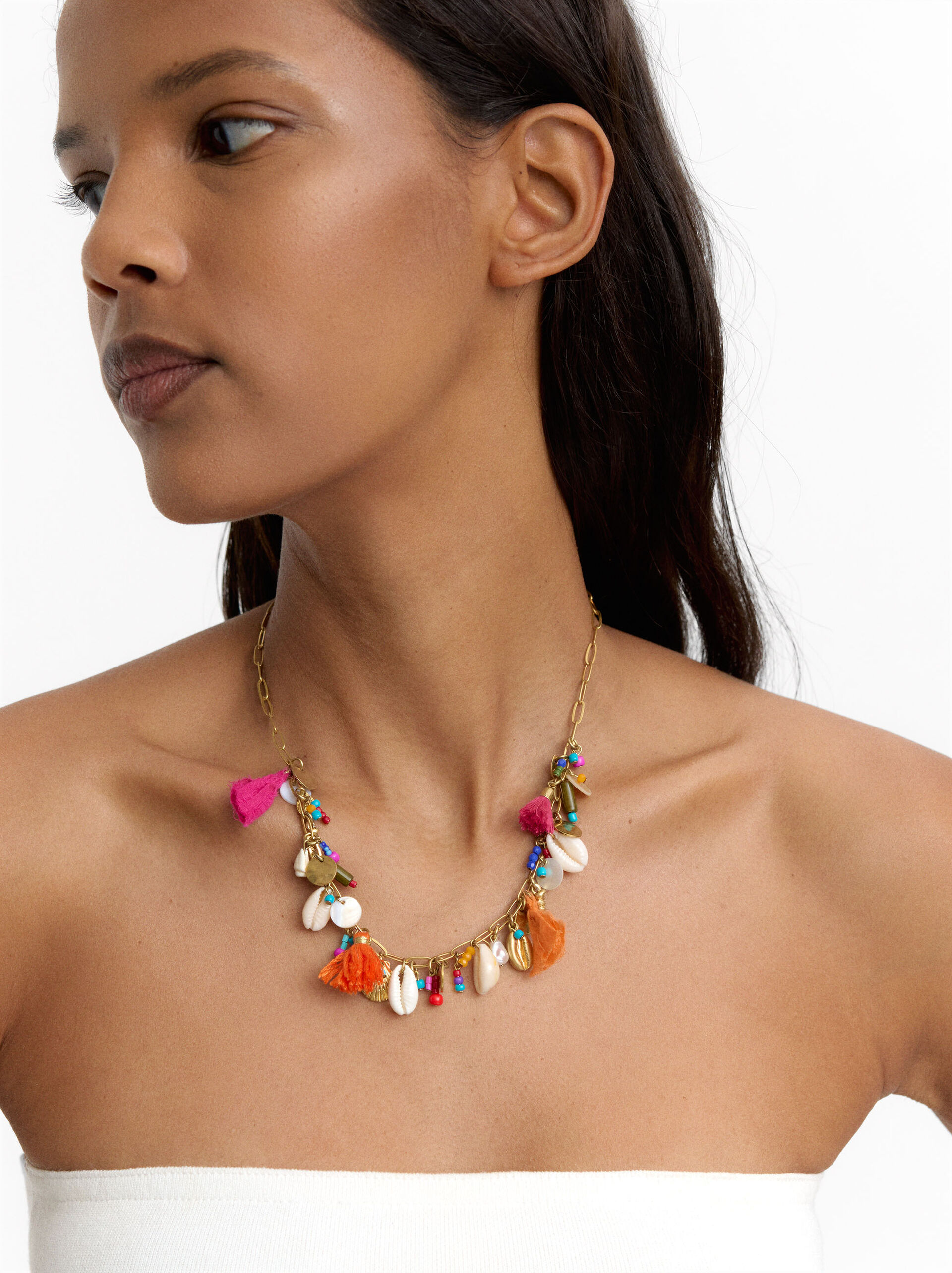 Short chain necklace with shells image number 1.0