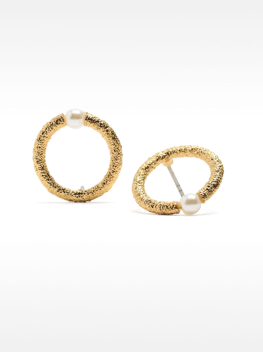 Earrings with pearls