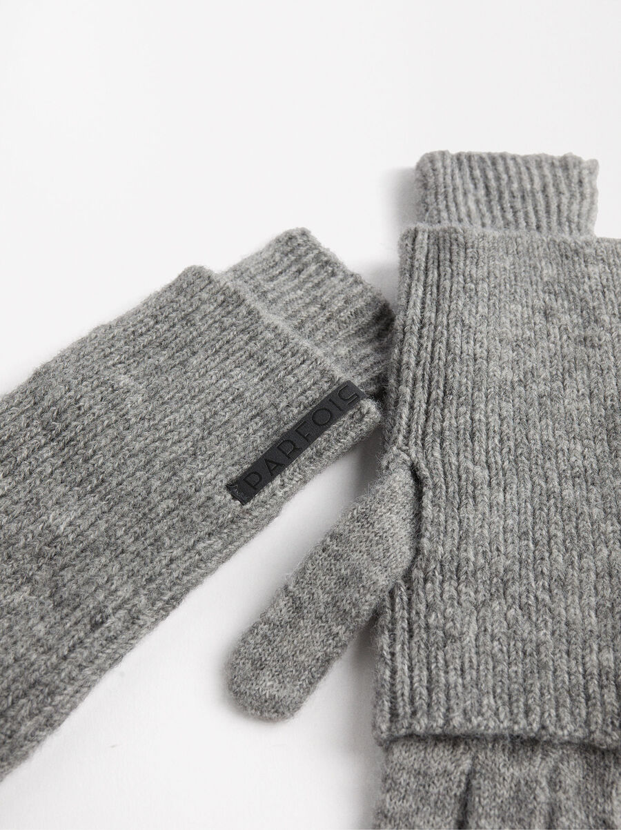 Knitted gloves with wool