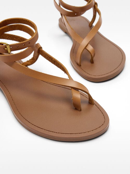 Flat leather sandals with straps