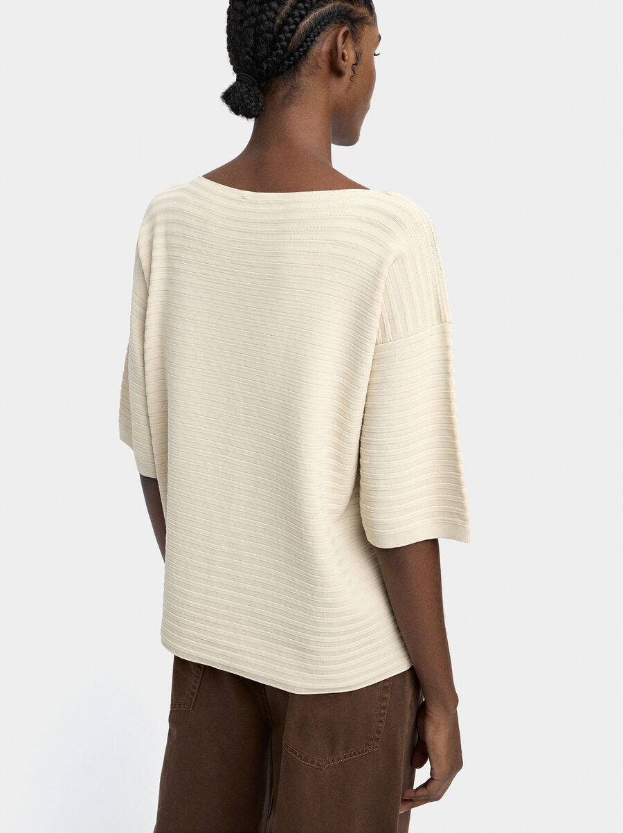 Short-sleeved knit top