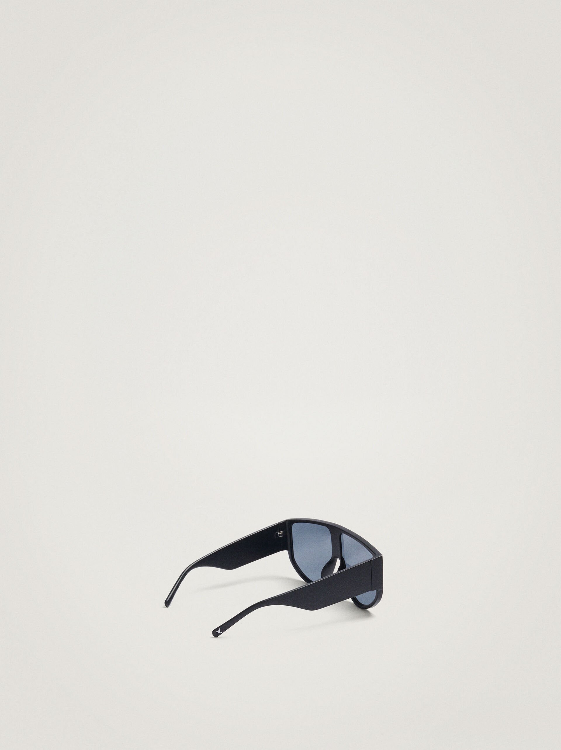 Pilot-style sunglasses image number 3.0