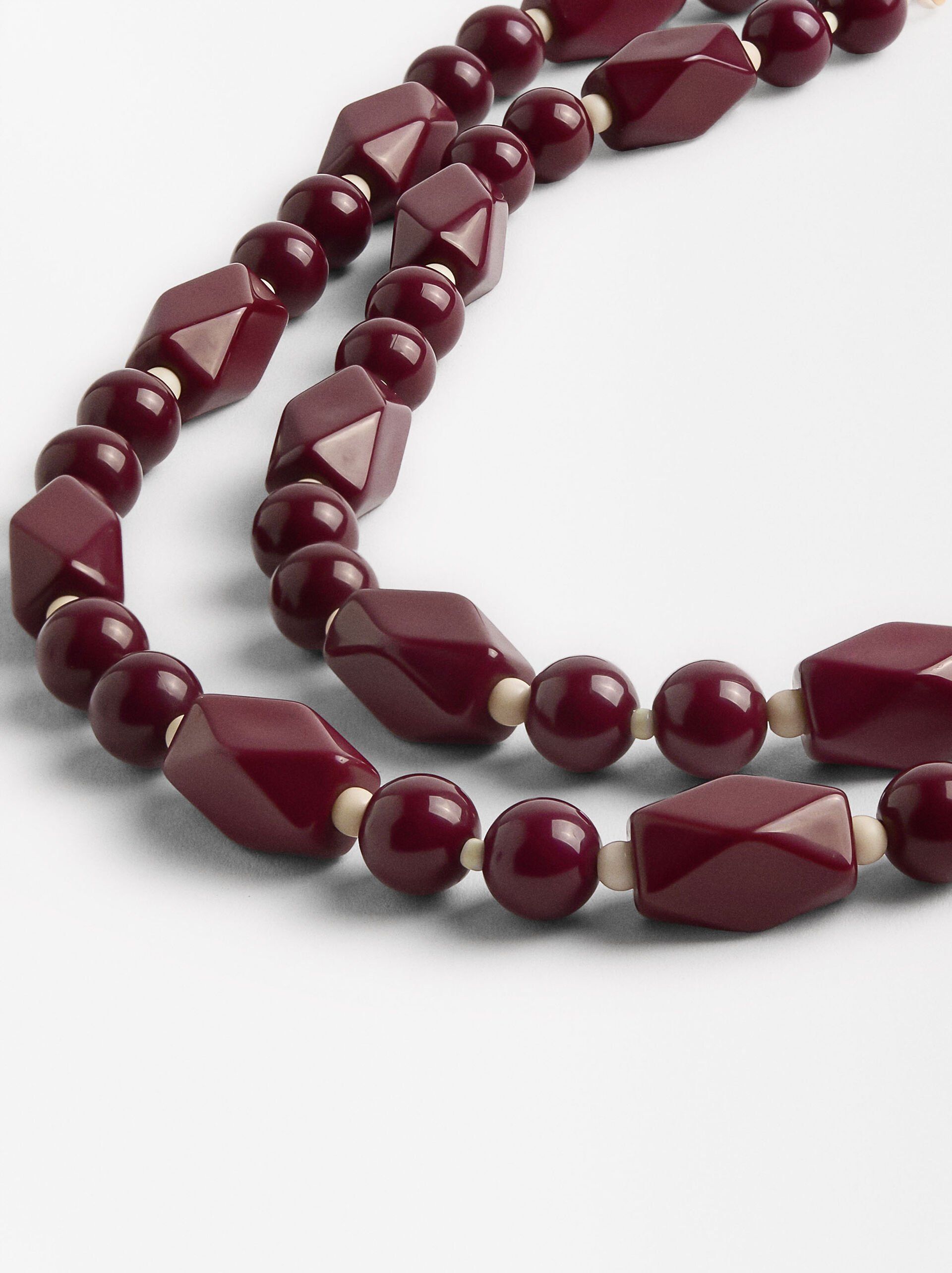 Short necklace with contrasting details image number 1.0