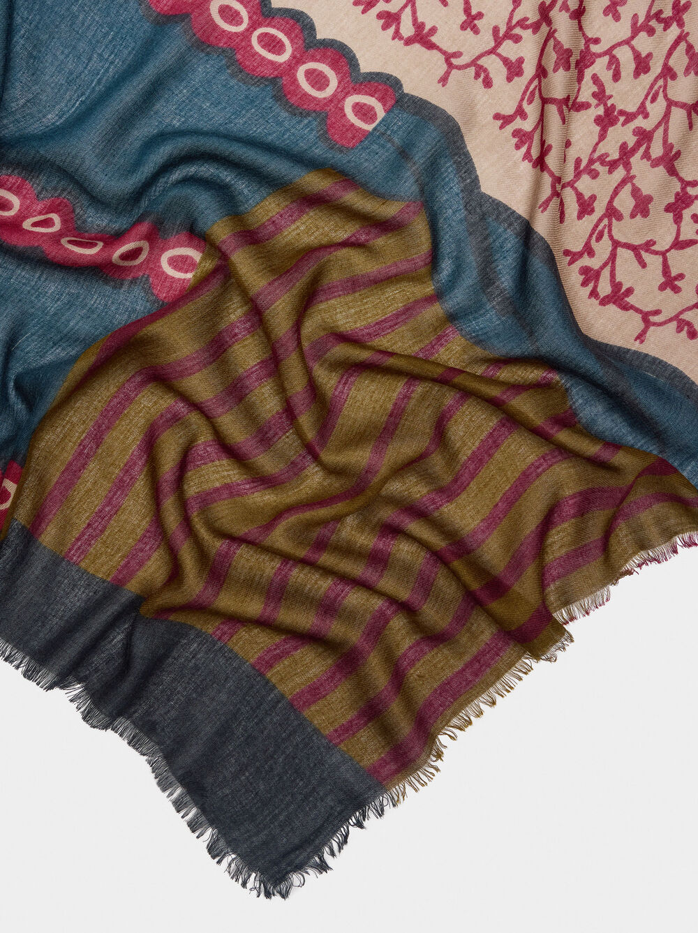 Scarf printed with wool