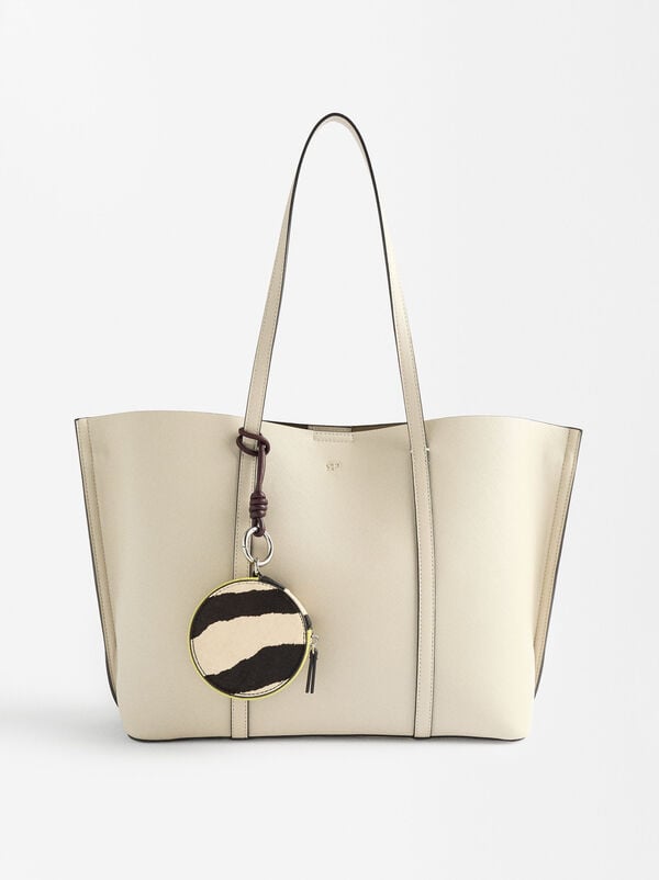 Shopper bag with leather pendant