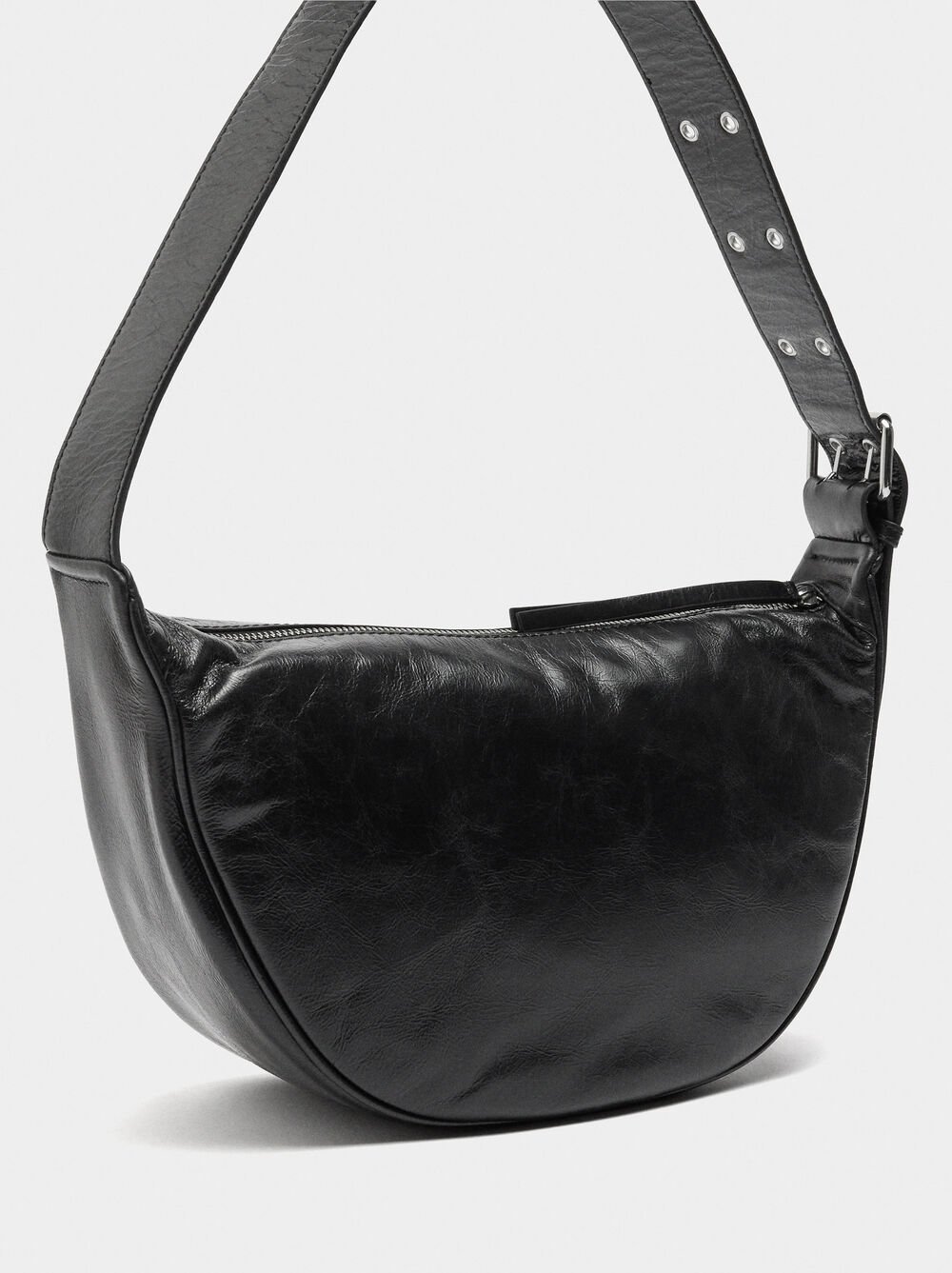 Bolso hobo de piel con tachuelas