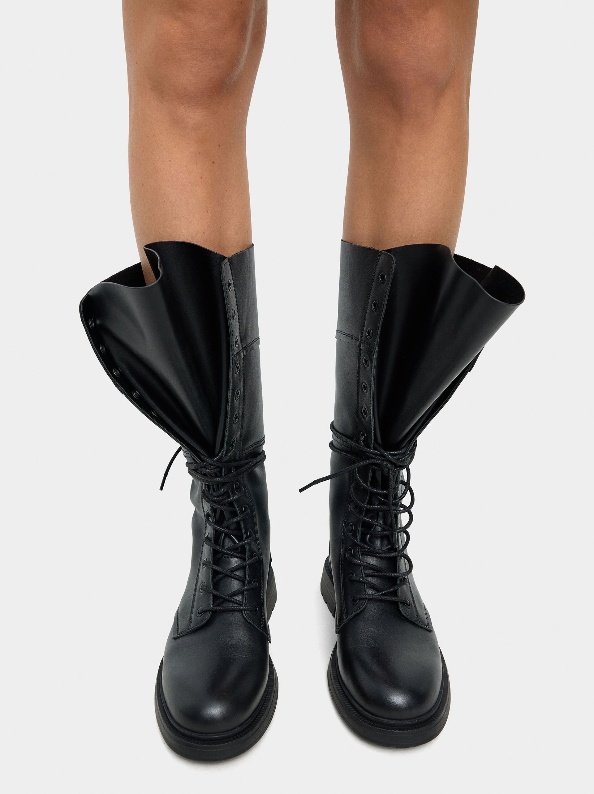 High shaft boots with laces image number 6.0