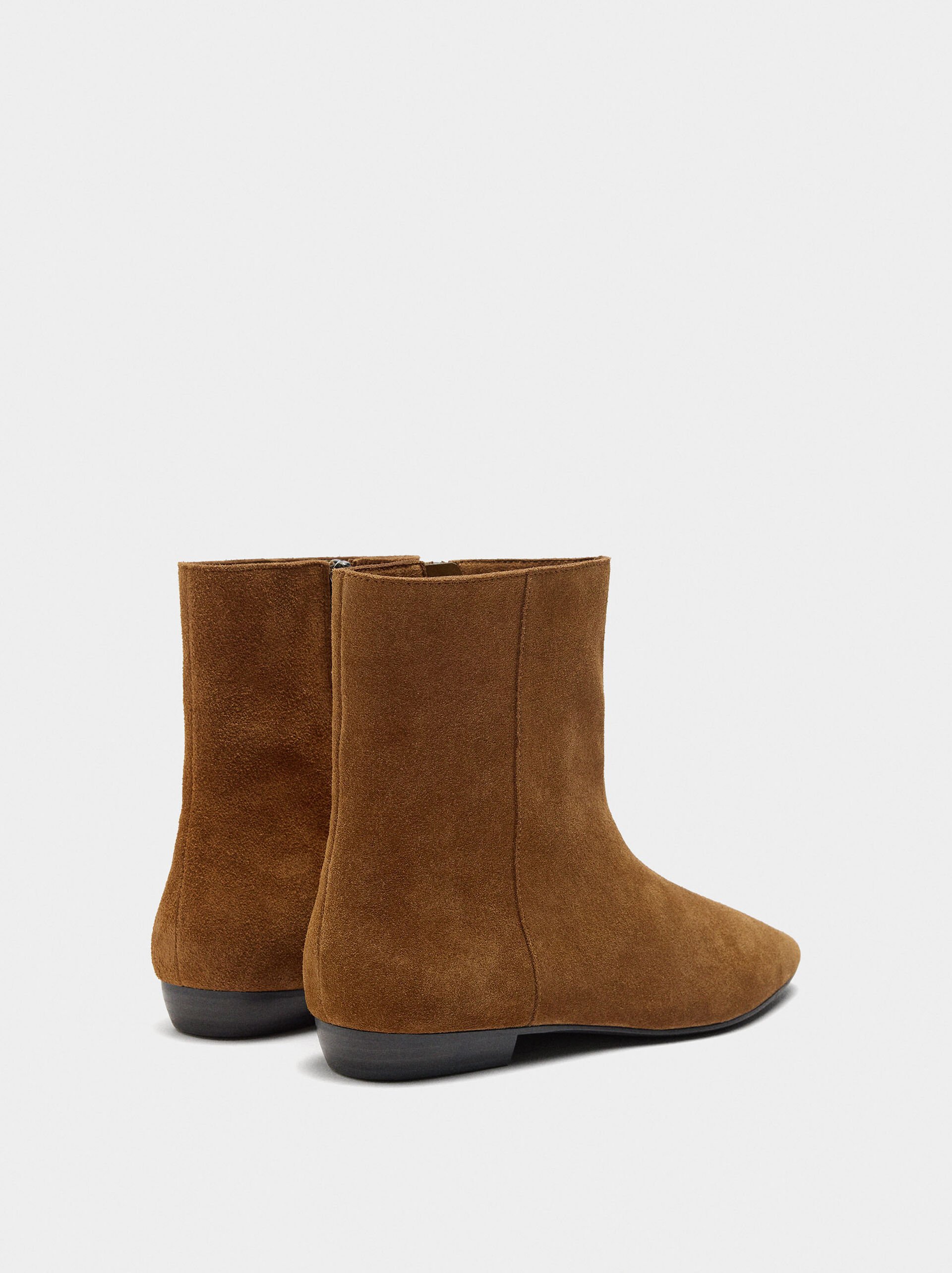 Leather ankle boots with topstitching image number 4.0