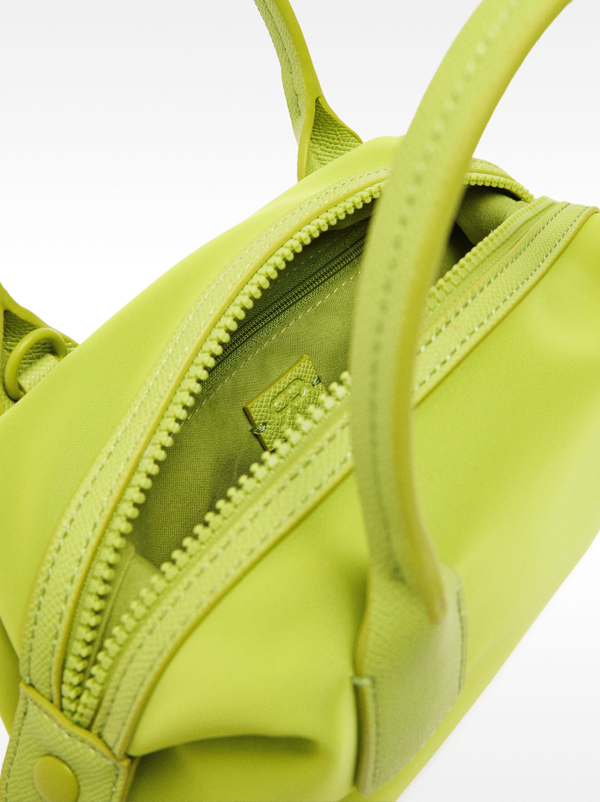 Bolso tote textura suave con bandolera image number 3.0