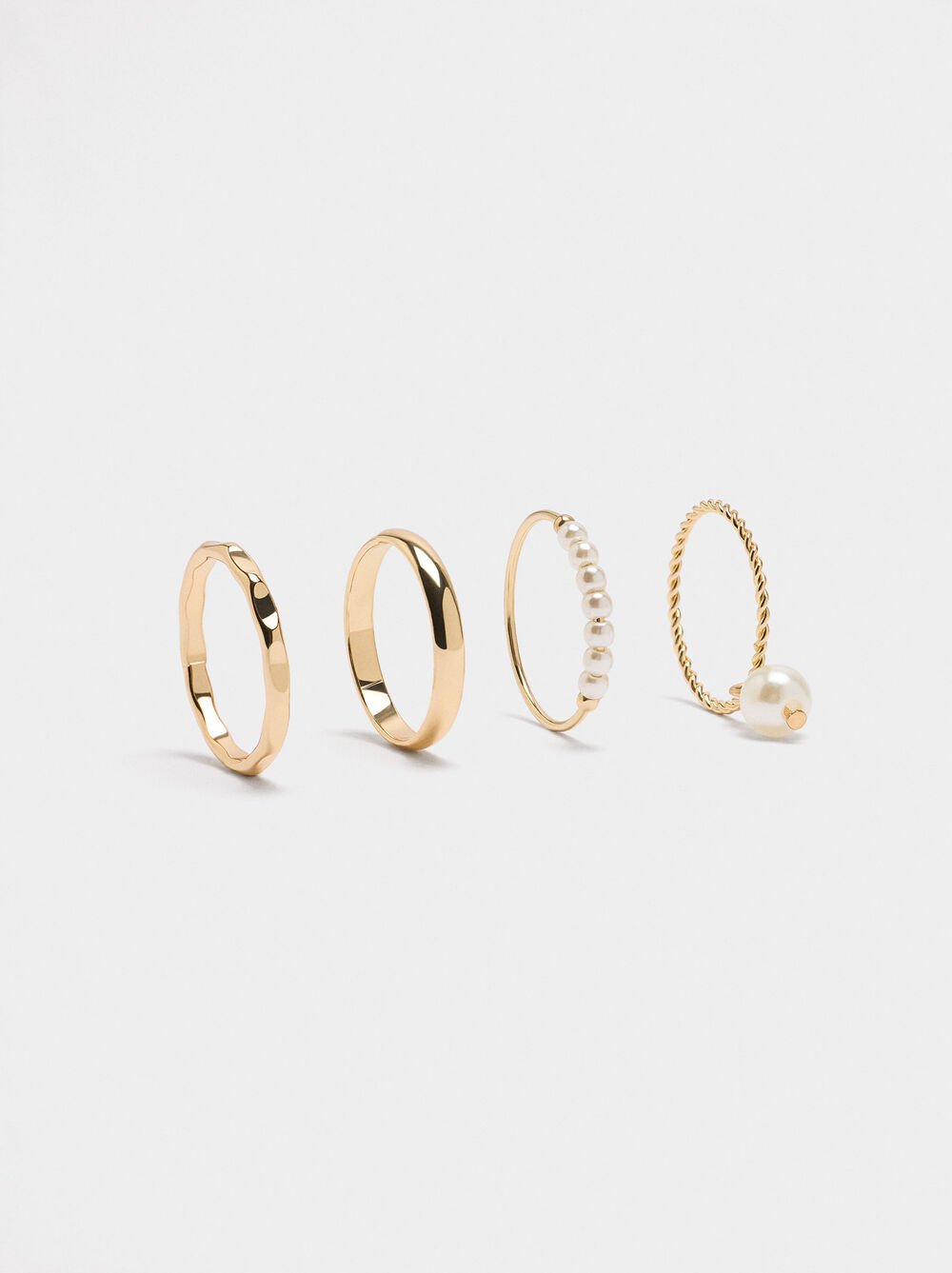 Set of rings with pearls
