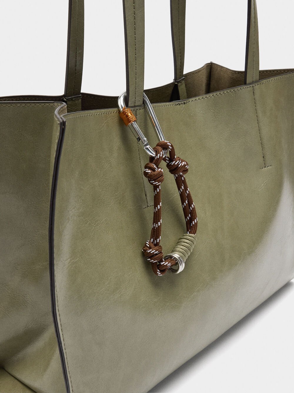 Shopper bag with pendant