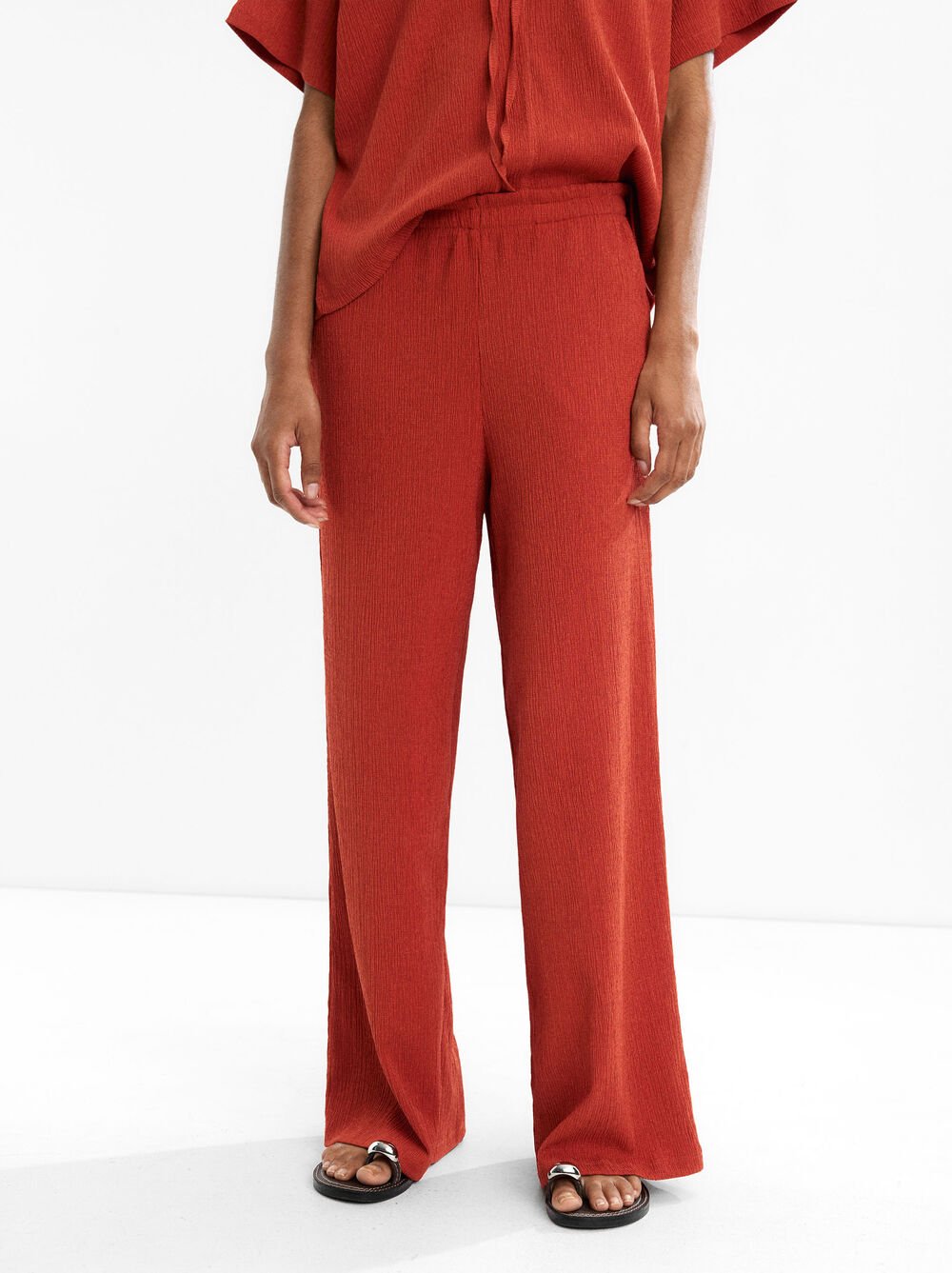 Textured trousers with elastic waist