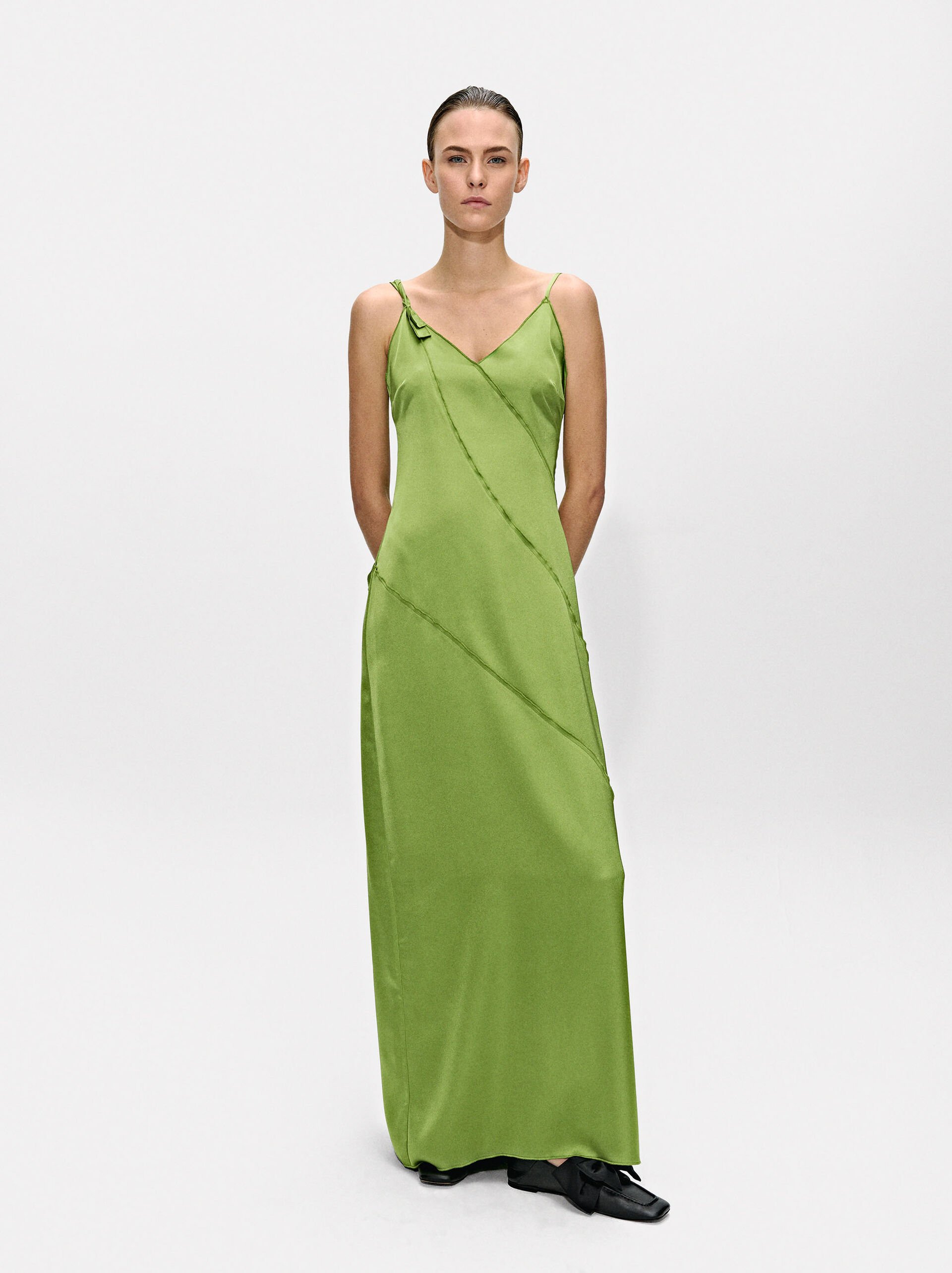 Vestido comprido acetinado pespontos image number 0.0