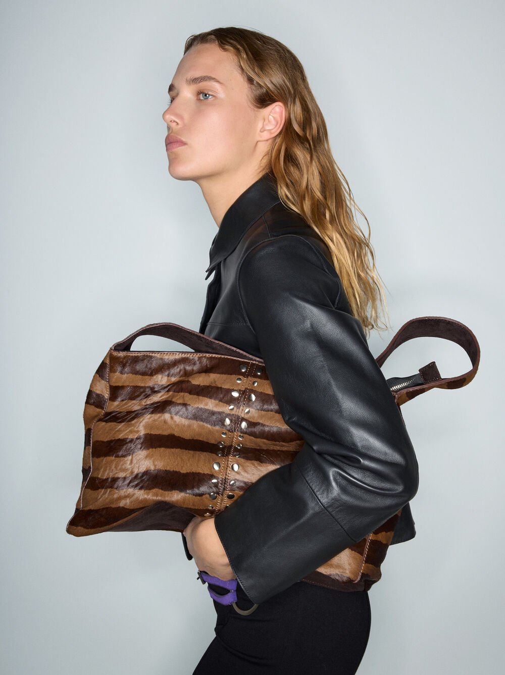 Bolso de mano de piel con tachuelas