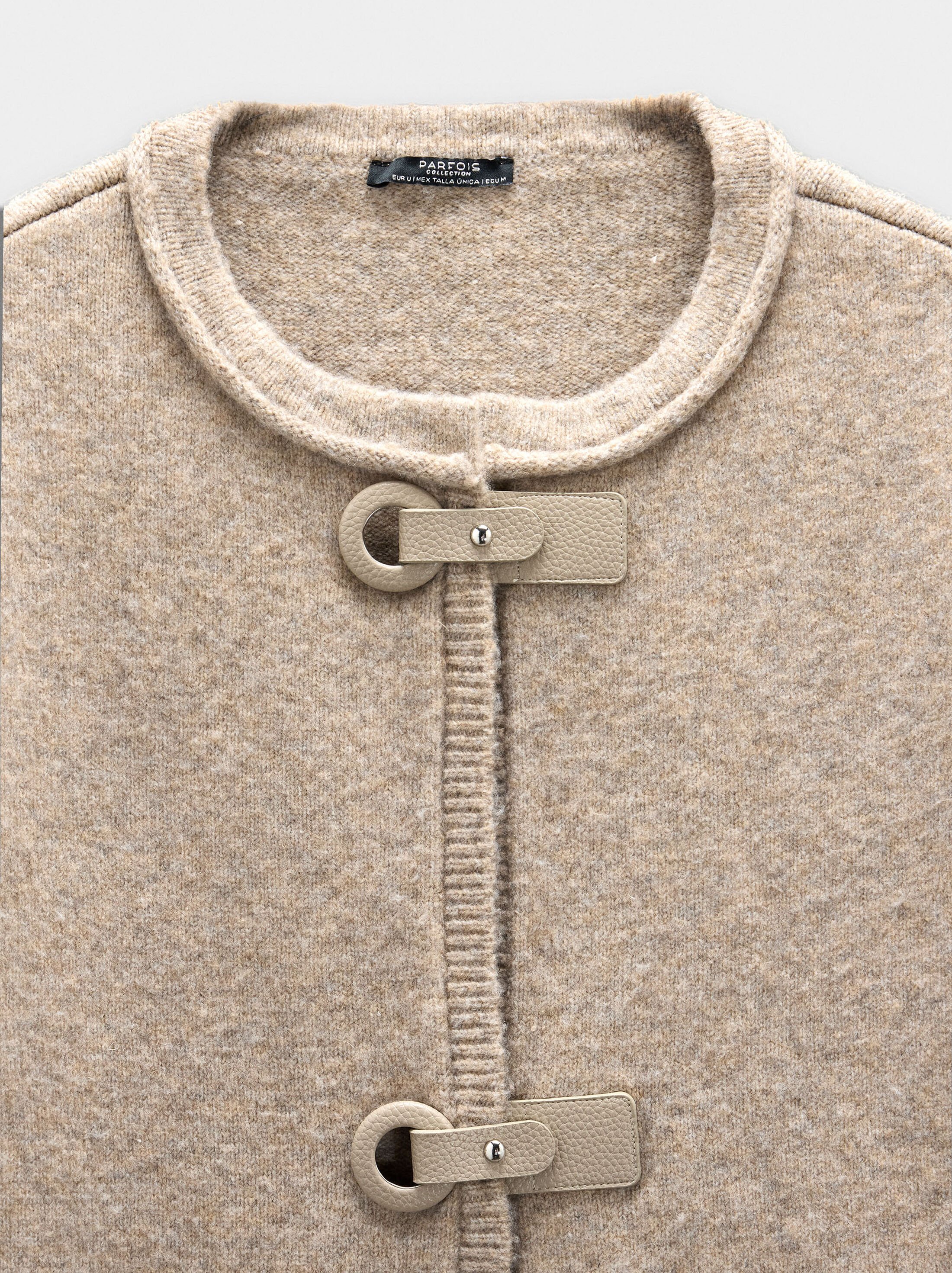 Poncho de punto con hebillas image number 7.0