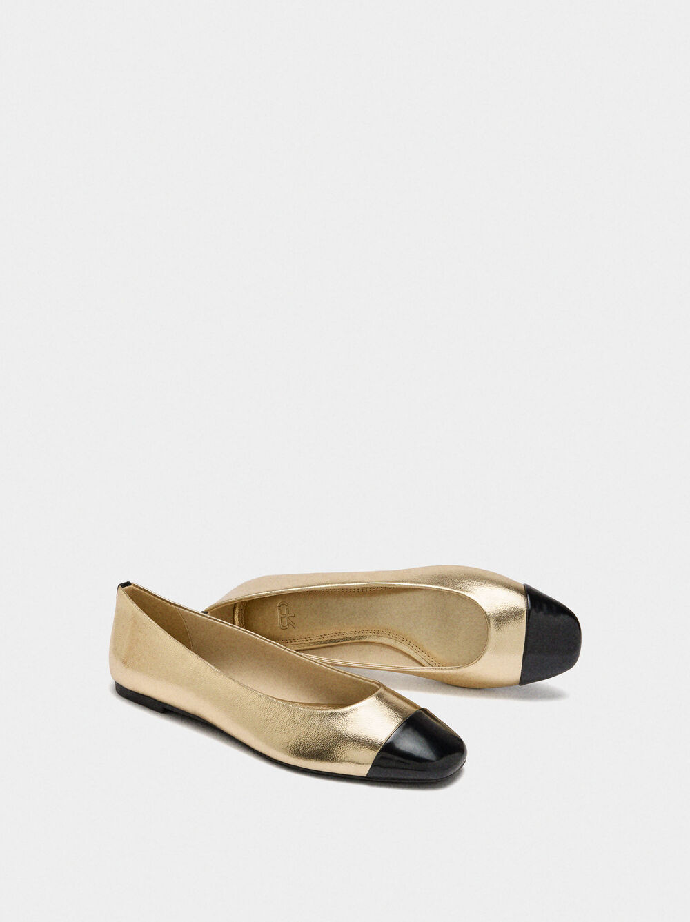 Ballet flats with contrast