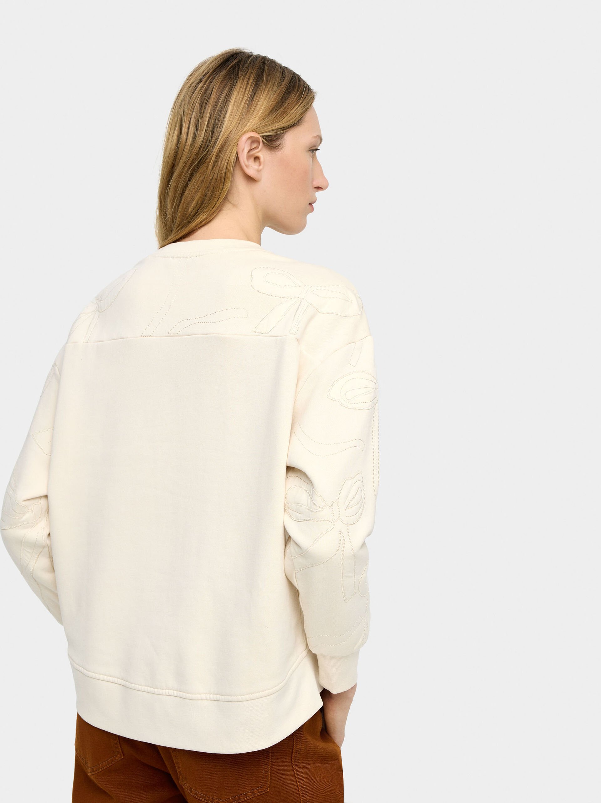 Sweatshirt with embroidered bows image number 2.0