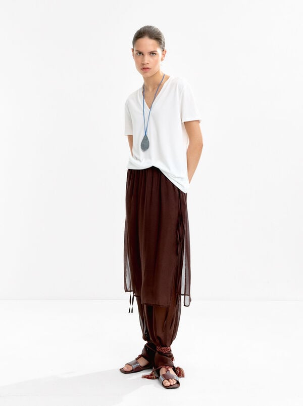 V-neck basic T-shirt
