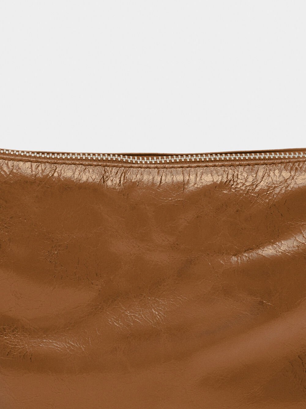 Bolso hobo de piel con tachuelas